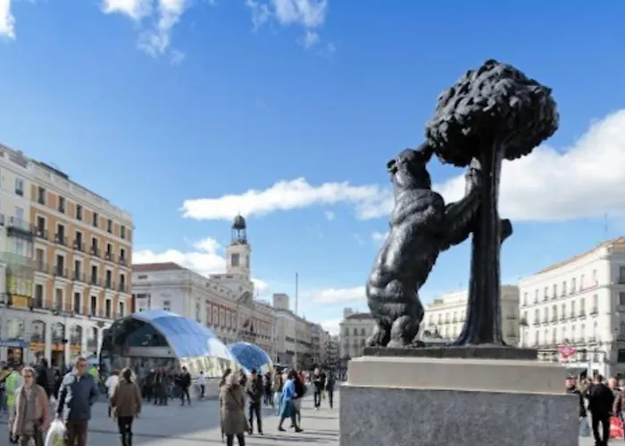 Remanso De Luz Y Silencio En La Puerta Del Sol
